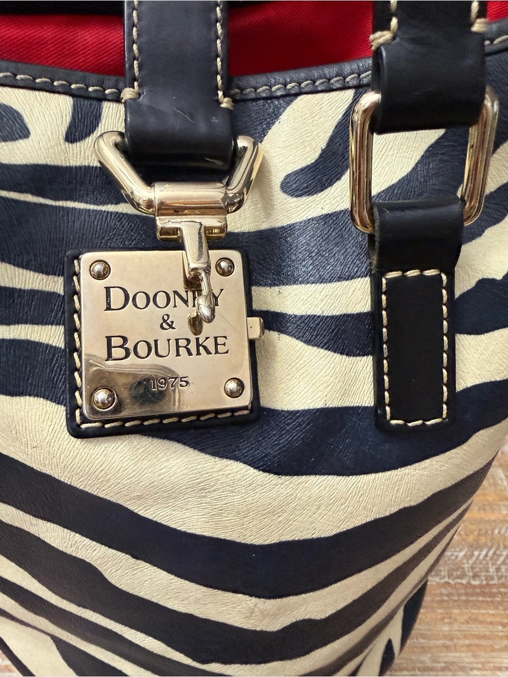 Dooney & Bourke Black & Cream Zebra-Print Bucket Tote with Push Lock. Vintage. - Picture 3 of 7